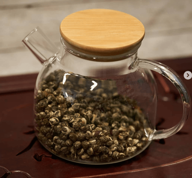 Чайник заварочный стеклянный с бамбуковой крышкой и фильтром пружинкой.