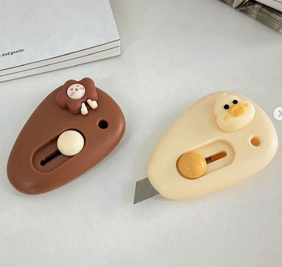 Овальный концелярский нож  в коричневом и бежевом дизайне с милыми фигурками уточки и цветочка