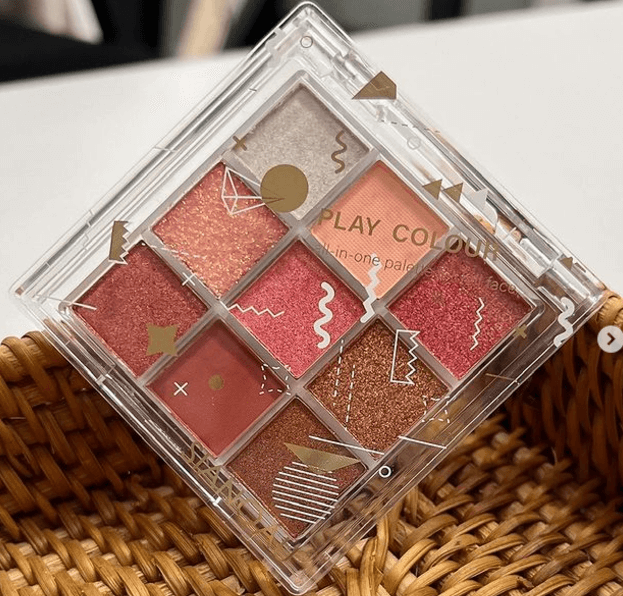 Палетка теней из 9 оттенков, в которой 7 оттенков с шиммером и пару оттенков матовых в базовых тонах