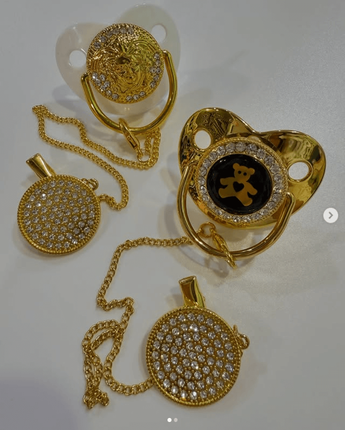 Сувенирная соска-пустышка со стразами