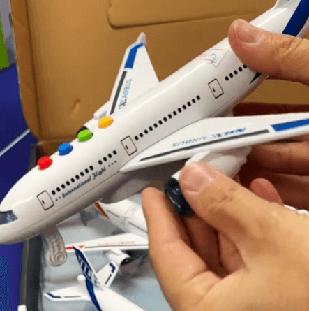 Компактный Boeing с эффектами — всего за 380 сом!