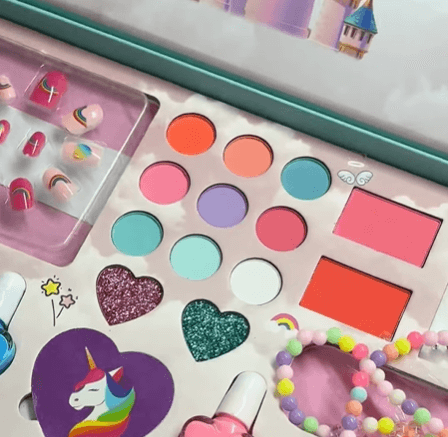 Чемоданчик с косметикой для маленьких модниц!