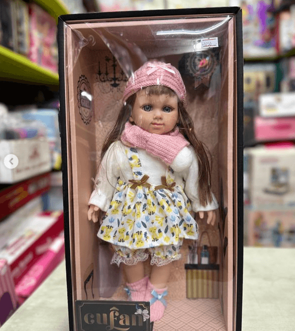 Милая кукла с длинными волосами