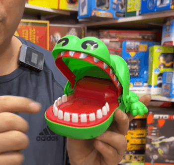 Безумный крокодил - это настольная игра на ловкость и реакцию.