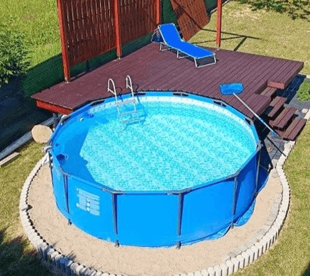 Большой удобный бассейн для семьи