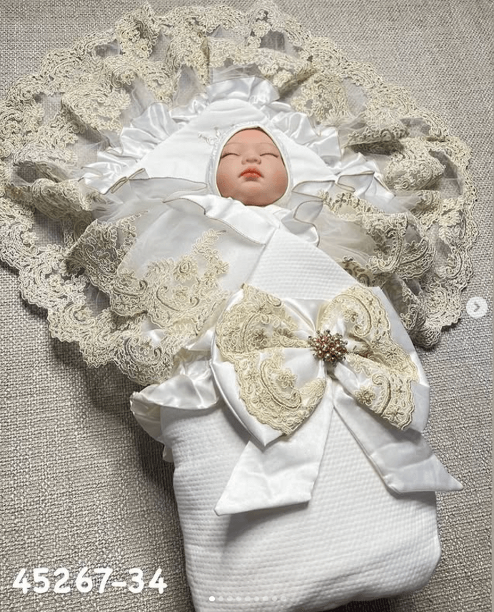 Конверт на выписку белый с золотыми ажурными рюшками