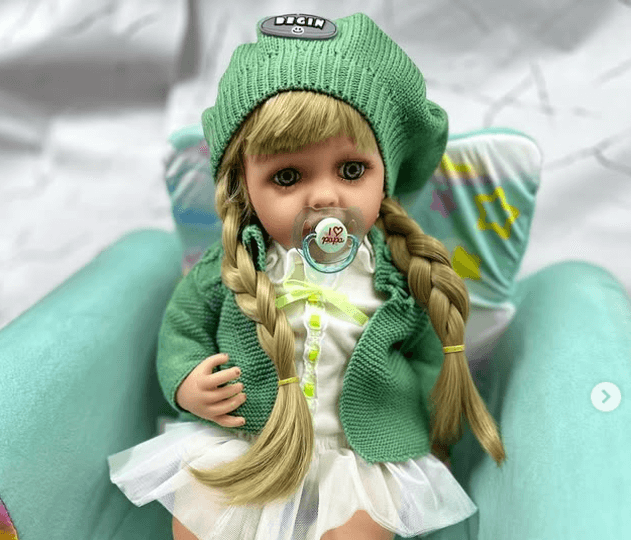 Реалистичная кукла с длинными волосами. Высота 60см