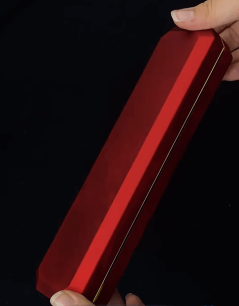 Футляр с подсветкой для цепочек и браслетов