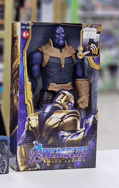 Танос из коллекции игрушек Герои Марвел