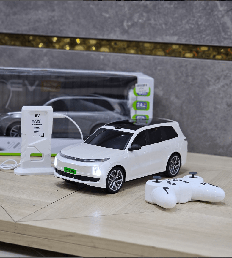 Игрушечный электромобиль на пульте управления