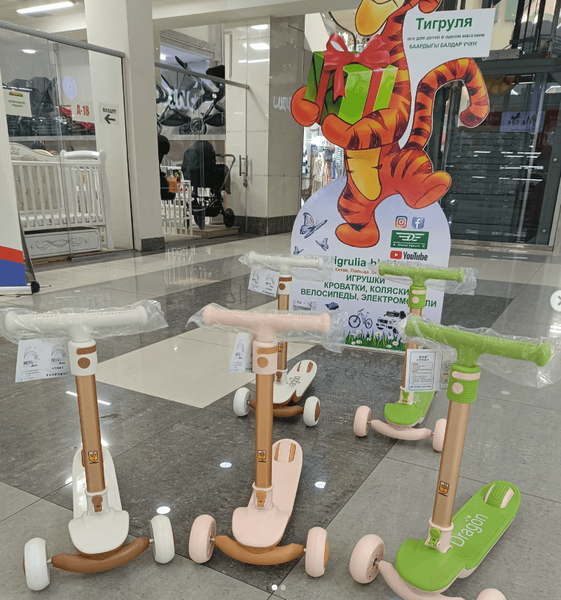 Детский самокат в постельных тонах