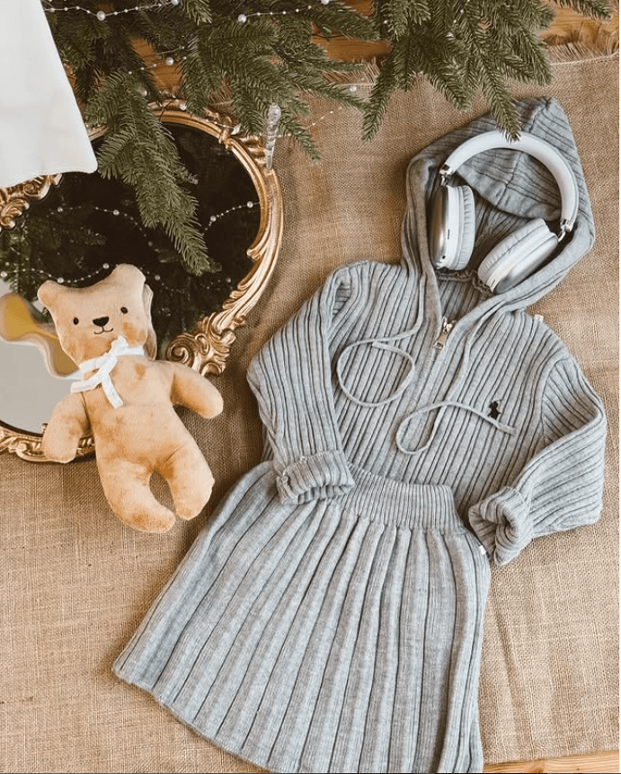 Комплект для девочки кофта с капющоном+юбка цвет серый