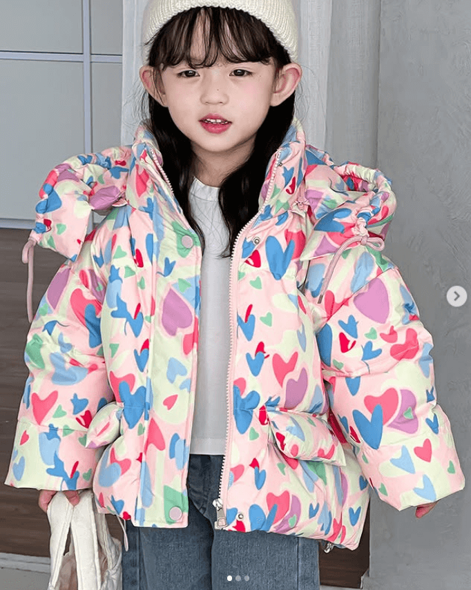 Куртка для девочки светлый с разноцветными сердечками