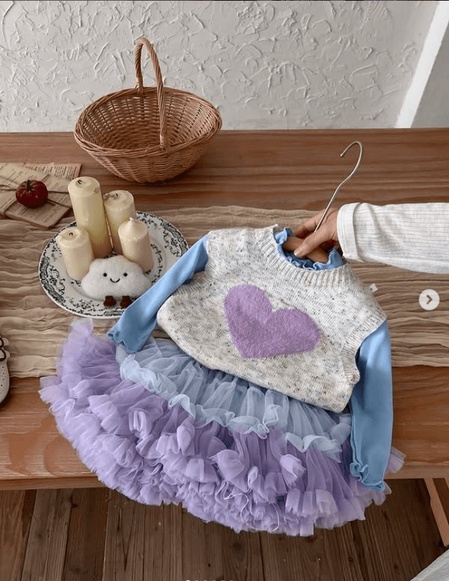 Тройка тоненькая кофточка+жилет+юбка для девочки