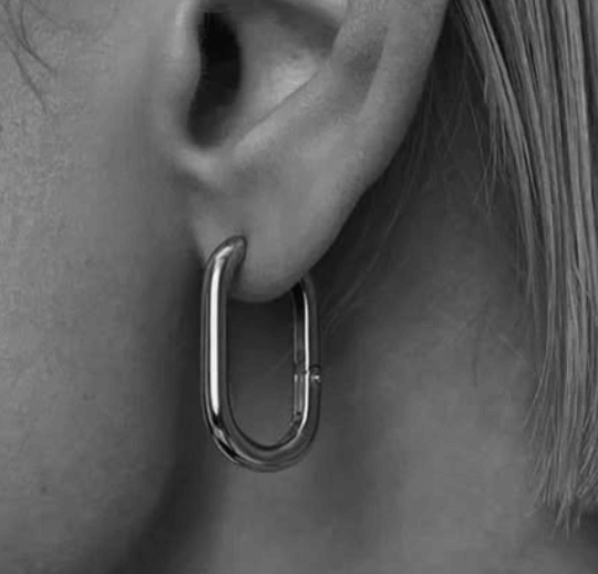 Серебряные серьги “карабины” в большом размере/ универсальны и легко сочетаются с любым стилем.