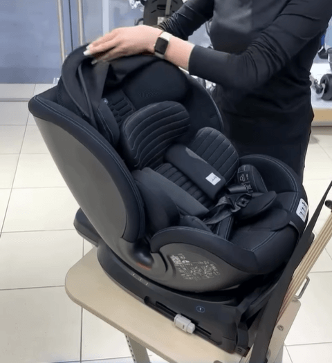 Автокресло Chicco One Seat с поворотом на 360°