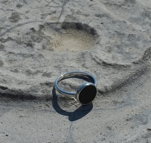 Лаконичный и подходящий буквально ко всем- один из наших любимых камней : черный оникс /  Серебро 925 пробы.