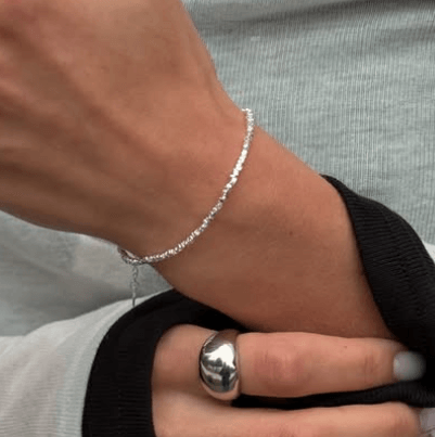 Аккуратный, но заметный браслет “Crystals” / Серебро 925 пробы.