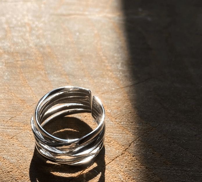 Кольцо из  Серебра 925 пробы с многослойной оберткой Линии которые стремятся быть вместе