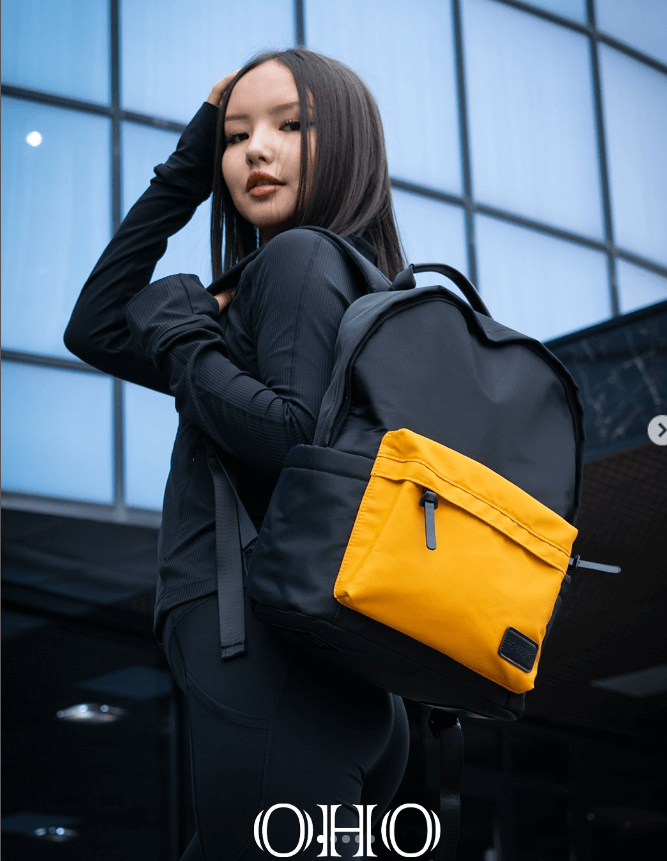 Минималистичный рюкзак цвет черный с желтым карманом