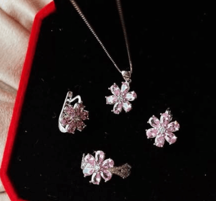 Серебряные серьги  цветок с фианитами