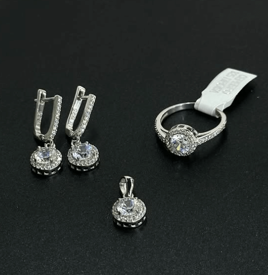 Аккуратные серебряные серьги с изысканным дизайном / Серебро 925,цирконы