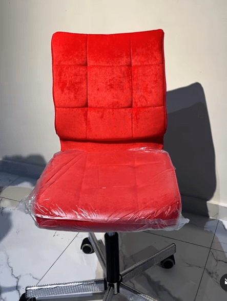 Кресло офисное цвет красный