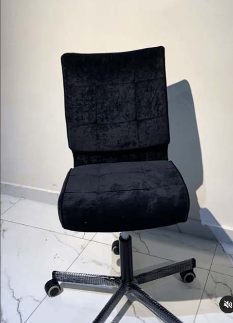 Кресло офисное цвет черный