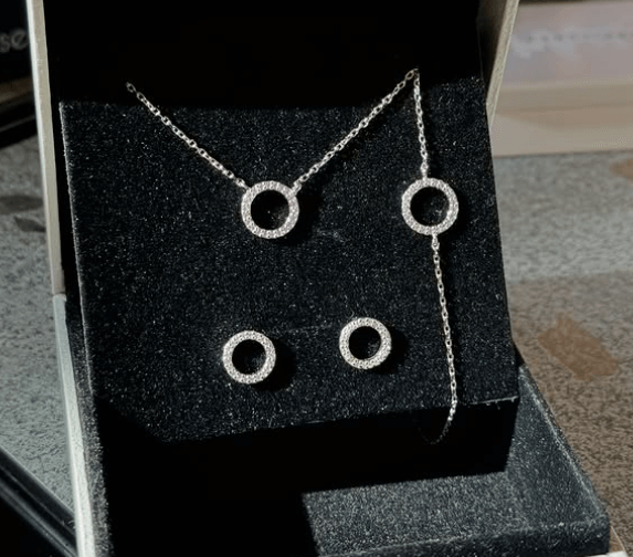 Стильный и такой нежный набор порадует Вас, ваших близких . Набор украшений