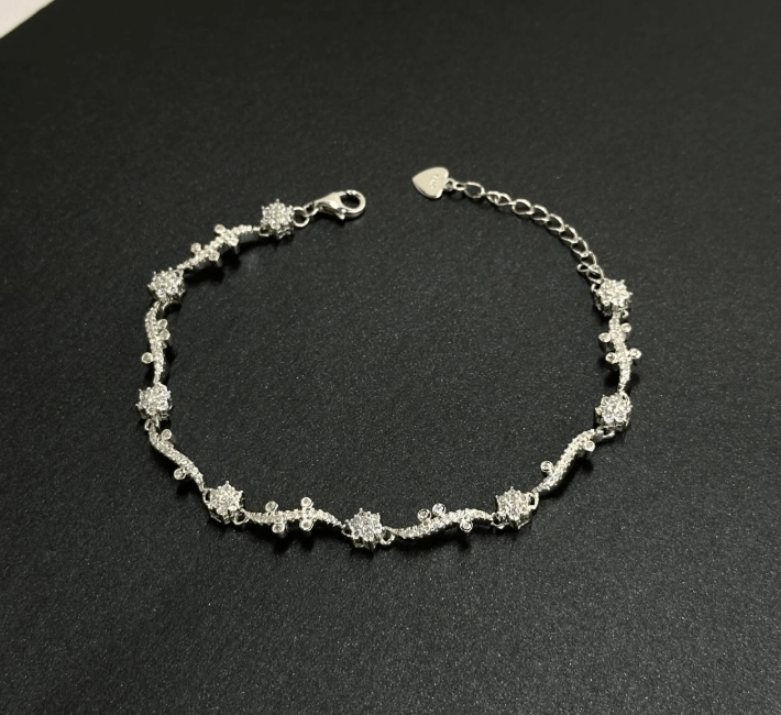 Элегантный браслет, ювелирный дизайн / Выполнен из серебра 925 пробы,камни цирконы