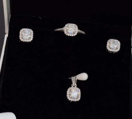 Серебро 925,цирконы  / Набор подвеска , сережки , кольцо с прозрачным камнем