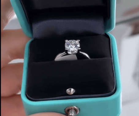 Шикарное кольцо с прозрачным камнем