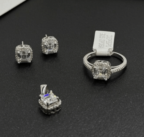 Украшение из серебра 925  Камни цирконы с прозрачными камнями