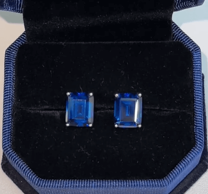 Шикарные серьги-пусеты в наличии в очень красивом синем цвете