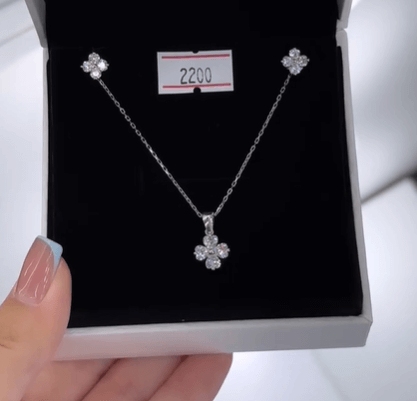 Милый набор в наличии Колье , Гвоздики  в виде четырехлистника /  Серебро,камни цирконы