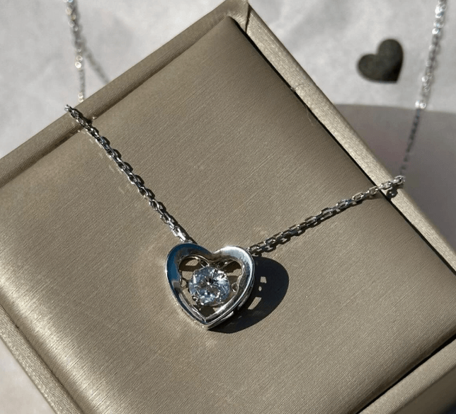 Серебряное сердце с прозрачным камнем внутри  Серебро 925 пробы💎камни цирконы