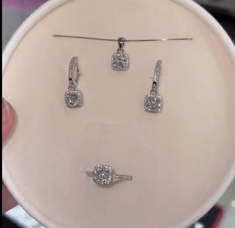 Набор укрошение квадрат  / Из серебра 925 пробы, камни муассаниты