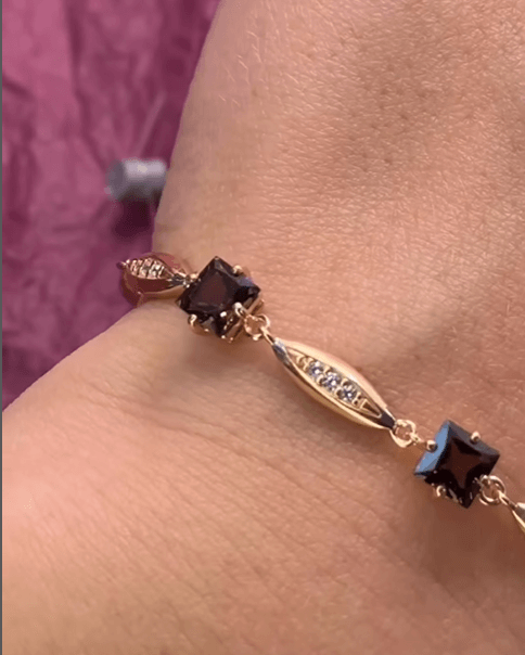 Серебряный браслет с позолотой, фианитами и натуральными раух топазами