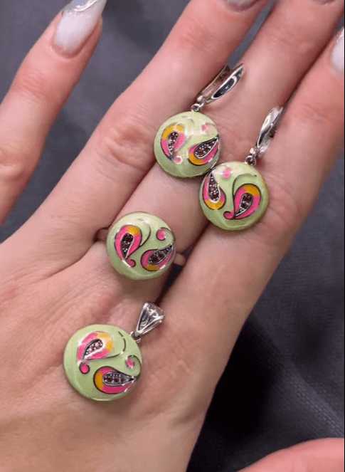 Серебряный комплект (серьги+кольцо+подвеска) с эмалью и фианитами