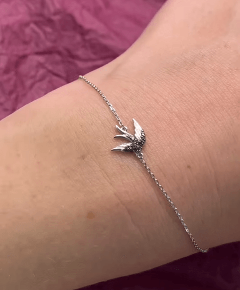 Золотой браслет Ласточка с натуральными черными и белыми бриллиантами