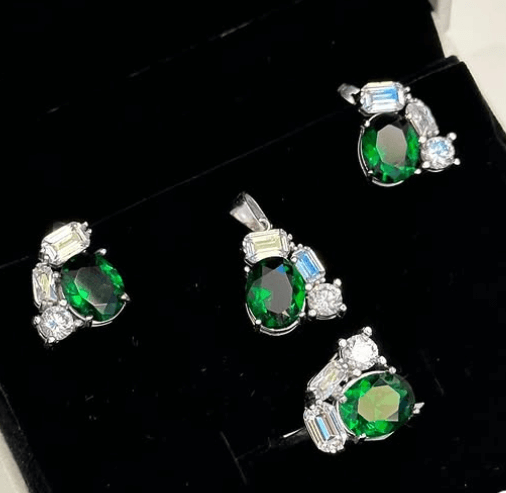 Комплект белые и зелёные цирконы / Набор из серебра 925 пробы