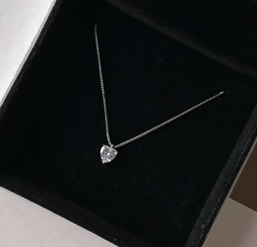 Красивая форма сердца Кулон с муассанитом в форме сердца / Серебро 925 пробы, цирконы