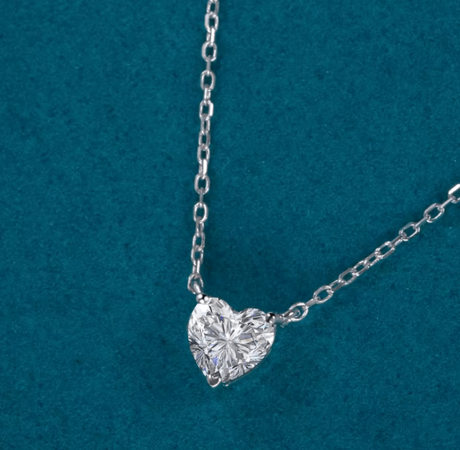 Ожерелье  с кулоном в форме сердца / Серебро 925 пробы, цирконы