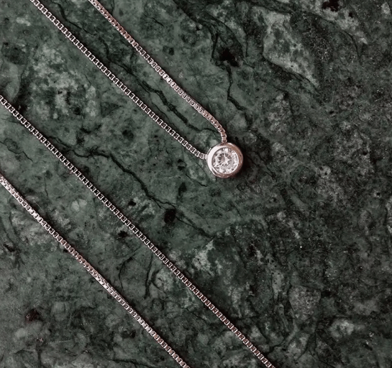 Подвеска с камнем на шею Серебро 925 пробы, цирконы / Серебро 925 пробы, цирконы