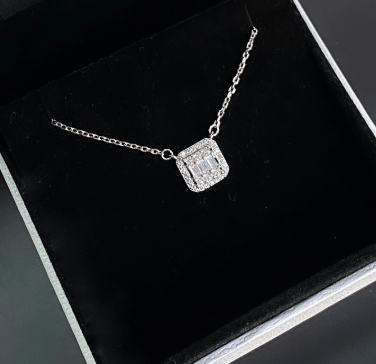 Классическое колье С багетными камнями по центру / Серебро 925, цирконы