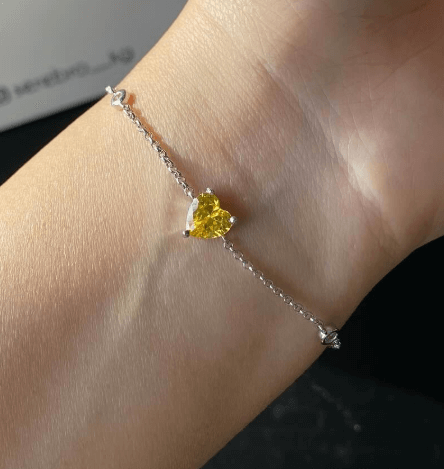 Модный браслет с бриллиантами и топазом в форме сердца / Всё серебро 925 пробы, цирконы