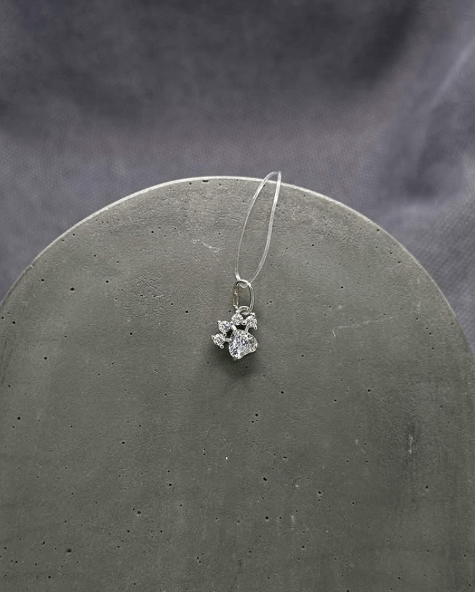 Серебряная подвеска с фианитами След от лапы