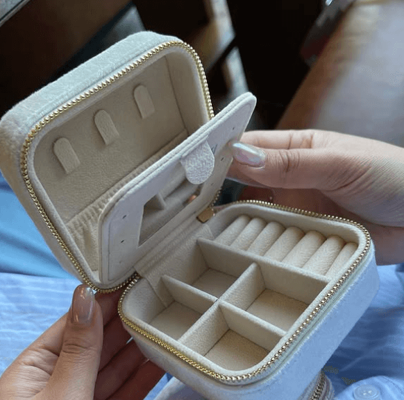 Можно использовать как дорожную шкатулку в поездки или если у вас мало украшений, как основную / Супер красиво смотрится