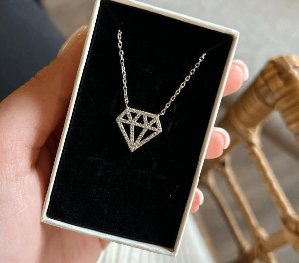 Колье бриллиантик Очень красиво и стильно смотрится Серебро 925 пробы, цирконы