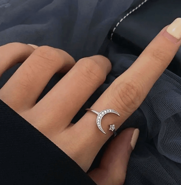 Луна  кольцо нестандартной формы из Серебро 925 пробы, цирконы